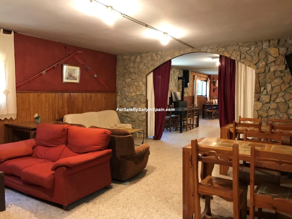 22 soveværelse Villa til salg i Orea - € 550.000 (Ref: 5884001)