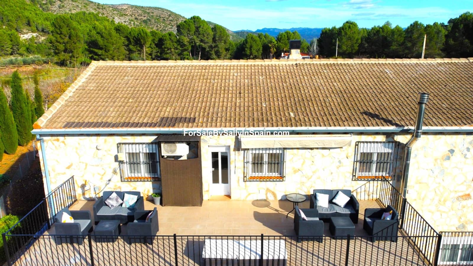 6 soveværelse Finca/Landehus til salg i L'Olleria med swimmingpool garage - € 485.000 (Ref: 7297361)