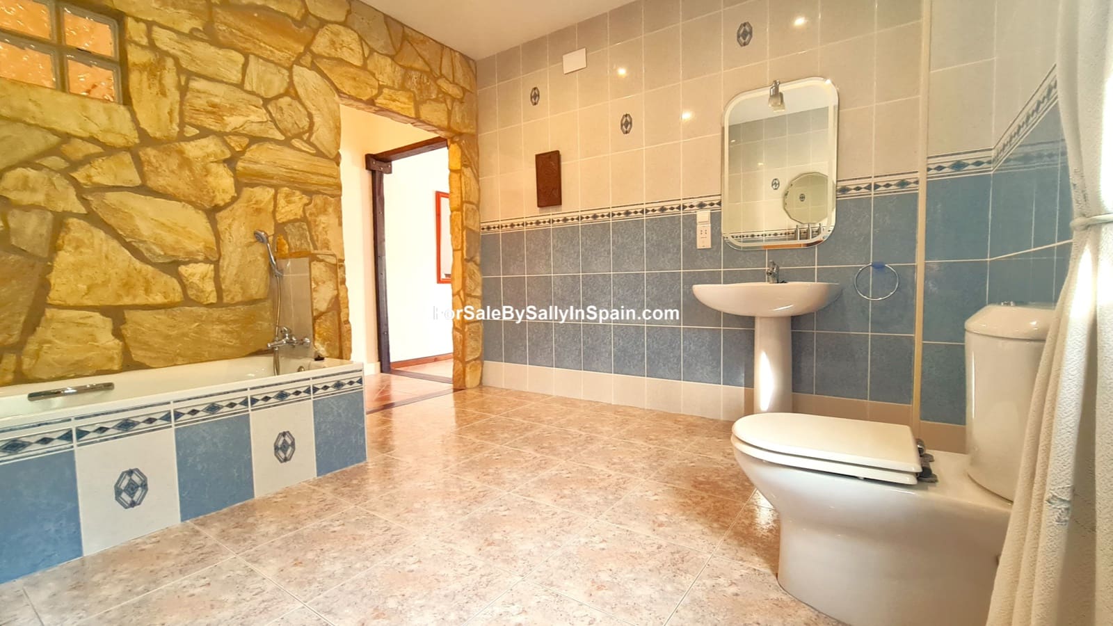 6 soveværelse Finca/Landehus til salg i L'Olleria med swimmingpool garage - € 485.000 (Ref: 7297361)