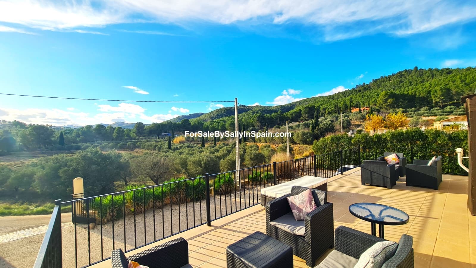 6 soveværelse Finca/Landehus til salg i L'Olleria med swimmingpool garage - € 485.000 (Ref: 7297361)