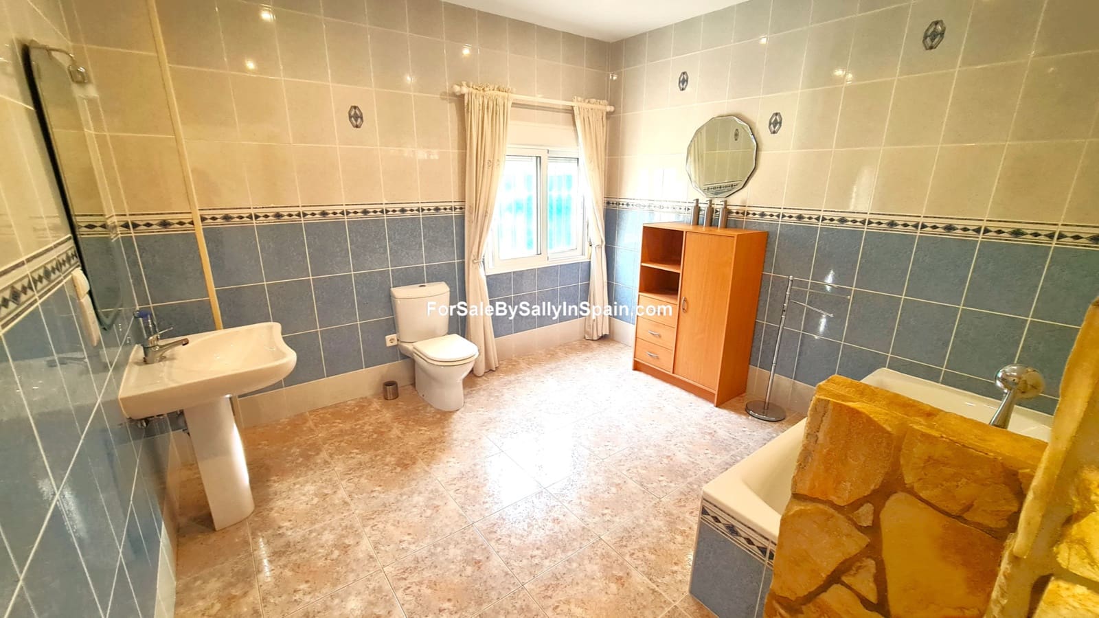 6 soveværelse Finca/Landehus til salg i L'Olleria med swimmingpool garage - € 485.000 (Ref: 7297361)
