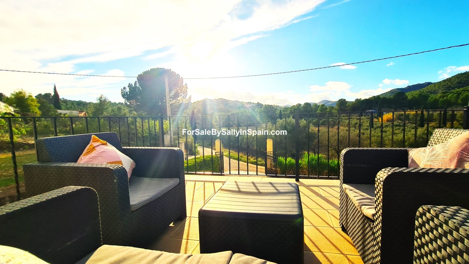 6 soveværelse Finca/Landehus til salg i L'Olleria med swimmingpool garage - € 485.000 (Ref: 7297361)