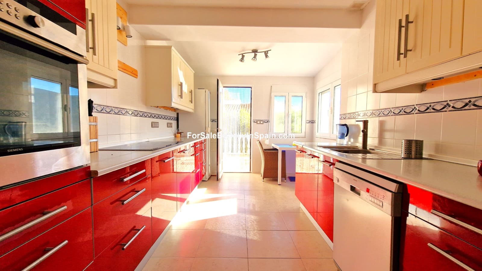 4 slaapkamer Villa te koop in Adsubia met garage - € 269.000 (Ref: 8688661)