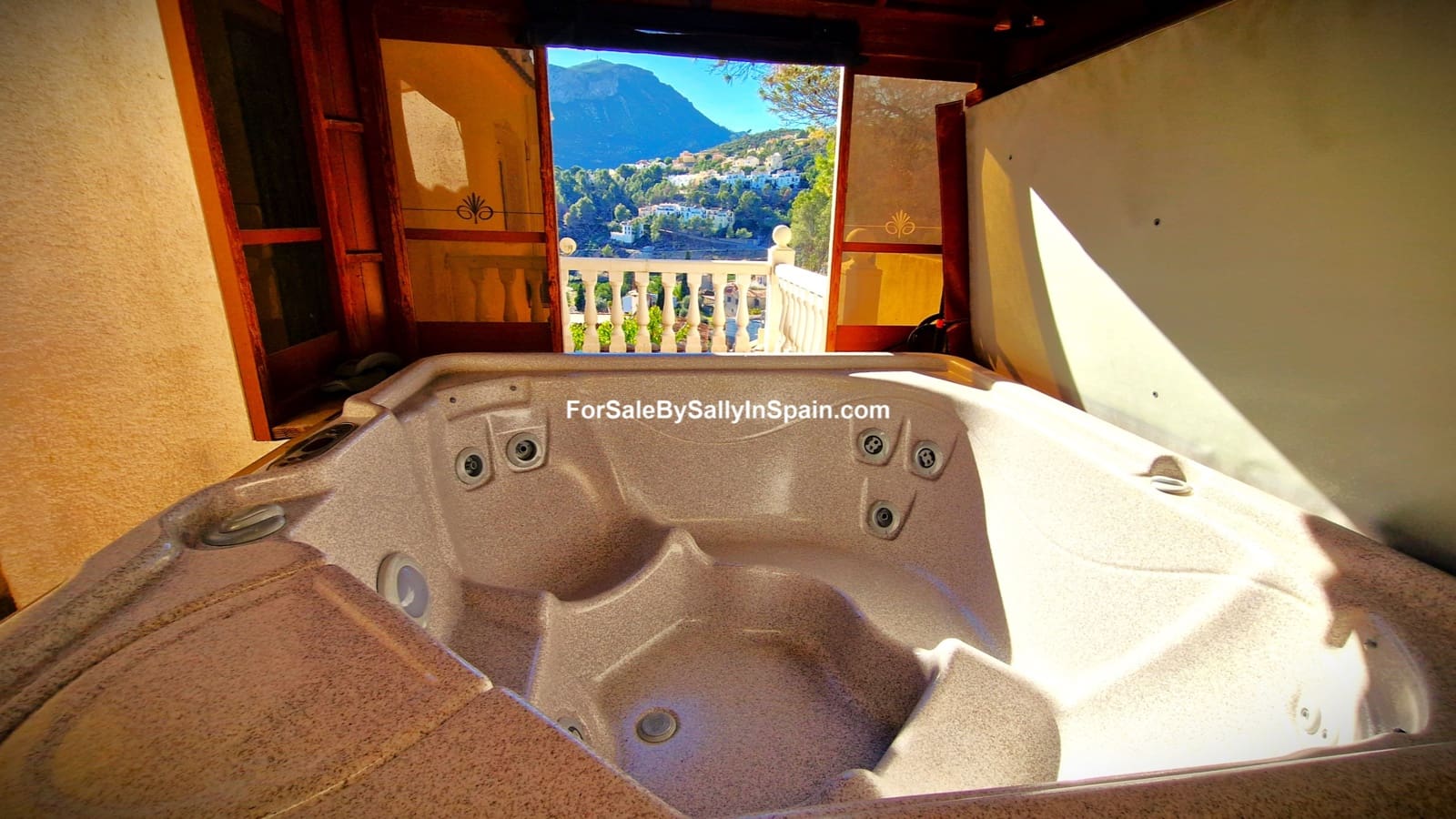 4 slaapkamer Villa te koop in Adsubia met garage - € 269.000 (Ref: 8688661)