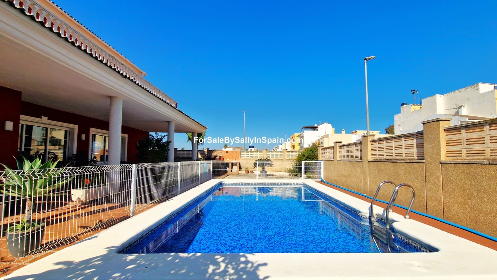 6 soveværelse Villa til salg i Daimus med swimmingpool garage - € 569.500 (Ref: 8868352)