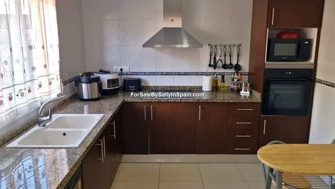 6 bedroom Townhouse for sale in Castellonet de la Conquesta with garage - € 215,000 (Ref: 9394379)