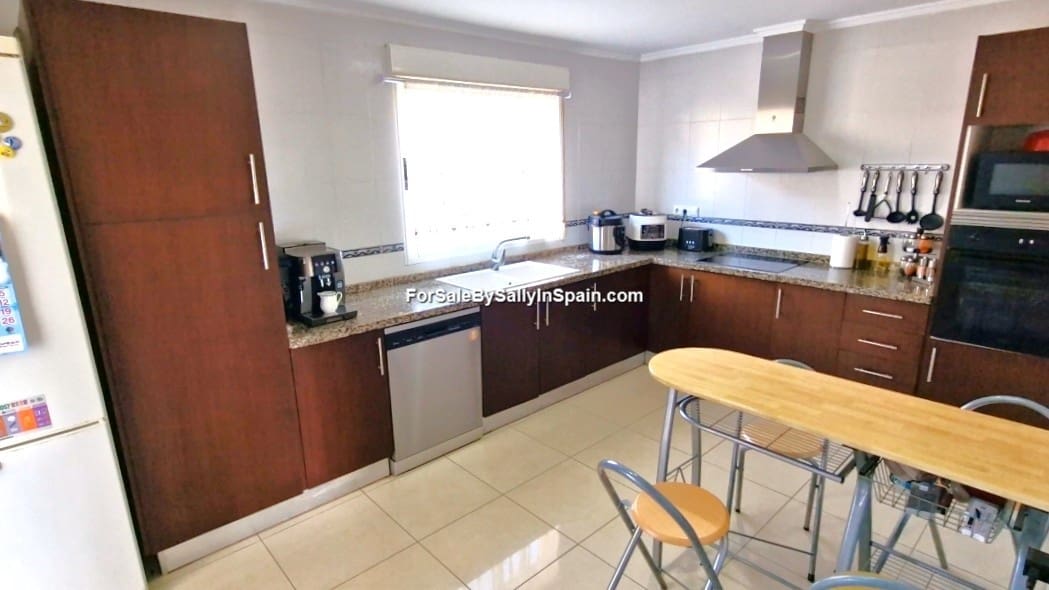 6 bedroom Townhouse for sale in Castellonet de la Conquesta with garage - € 215,000 (Ref: 9394379)