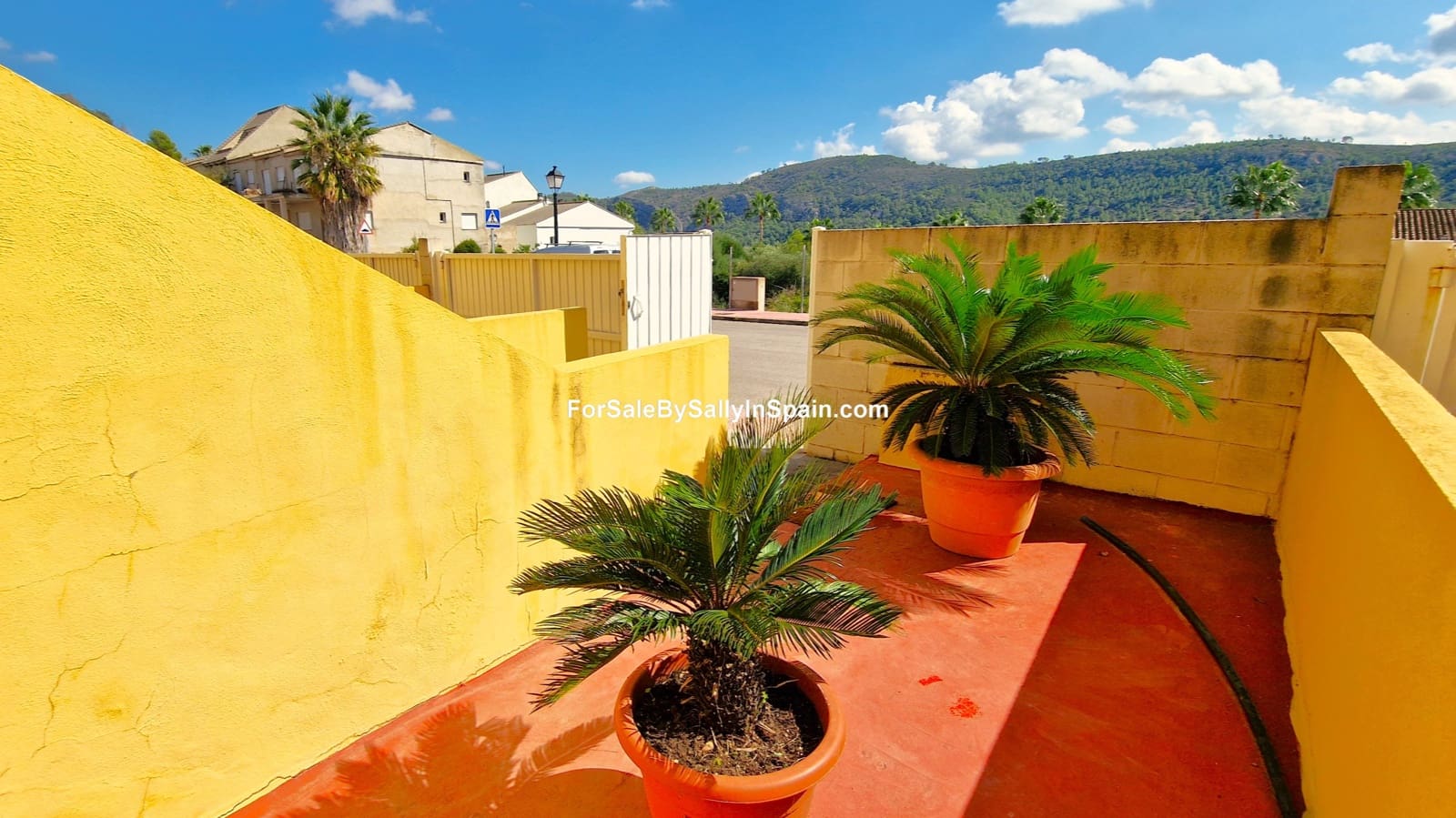 6 bedroom Townhouse for sale in Castellonet de la Conquesta with garage - € 215,000 (Ref: 9394379)