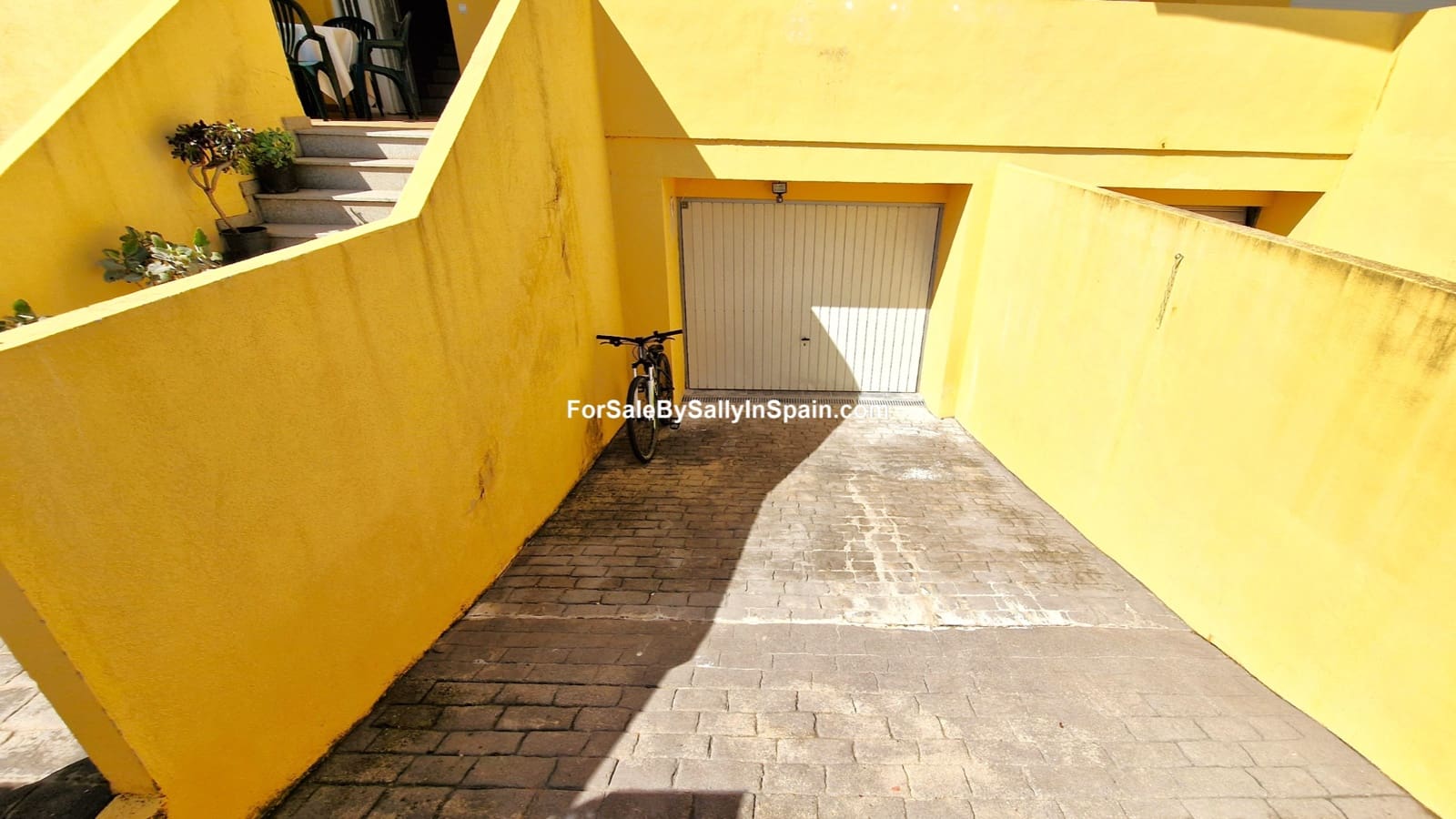 6 bedroom Townhouse for sale in Castellonet de la Conquesta with garage - € 215,000 (Ref: 9394379)