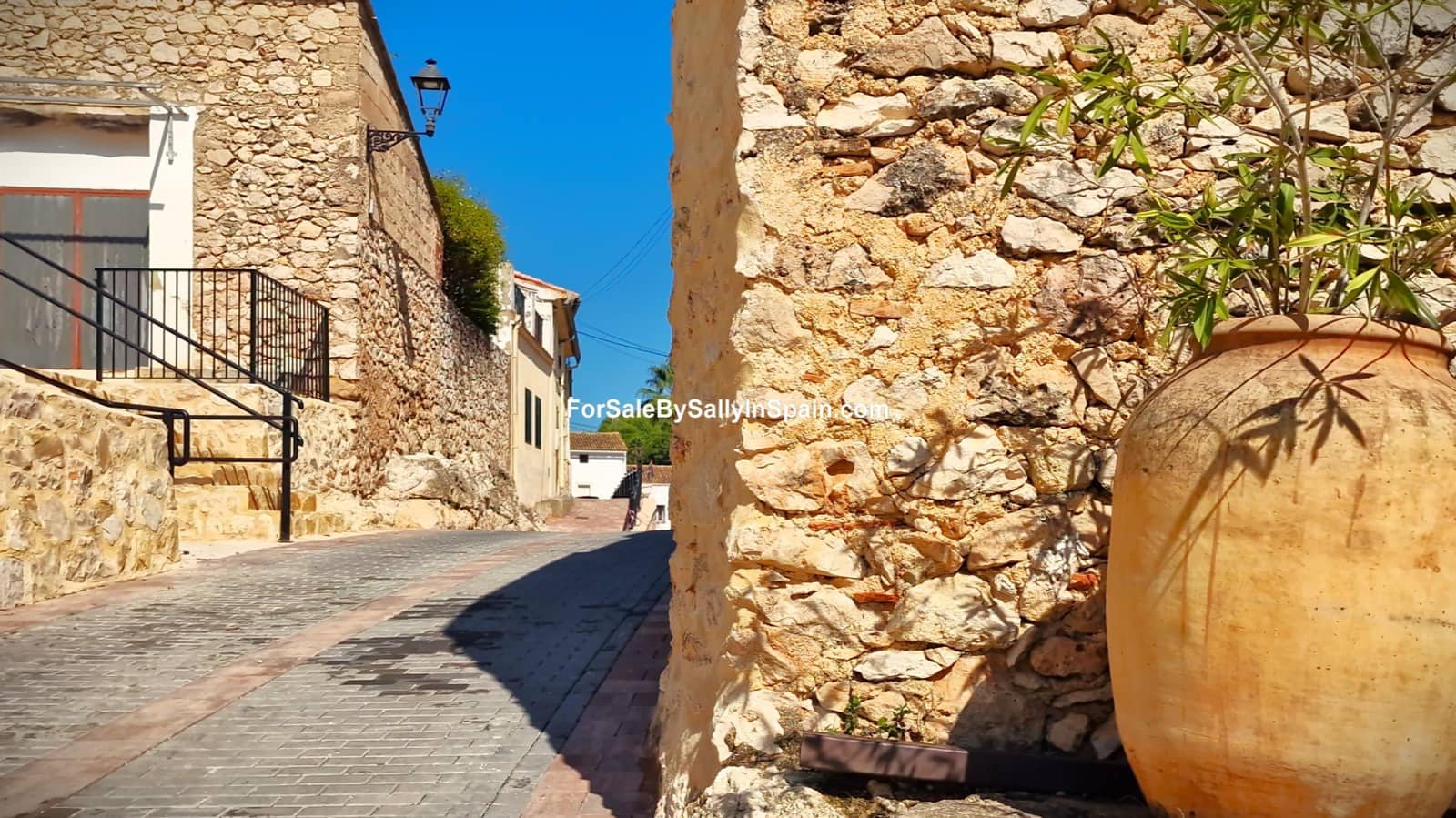 6 bedroom Townhouse for sale in Castellonet de la Conquesta with garage - € 215,000 (Ref: 9394379)