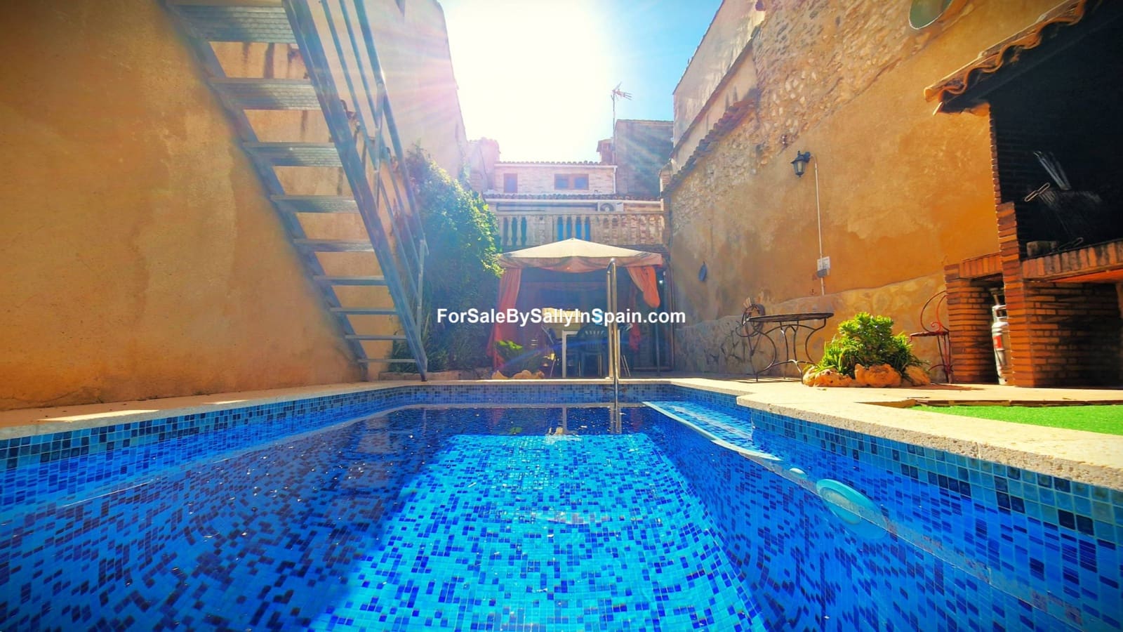 5 bedroom Townhouse for sale in Palomar with pool - € 249,000 (Ref: 9396804)