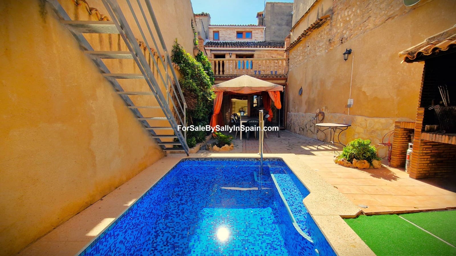 5 bedroom Townhouse for sale in Palomar with pool - € 249,000 (Ref: 9396804)