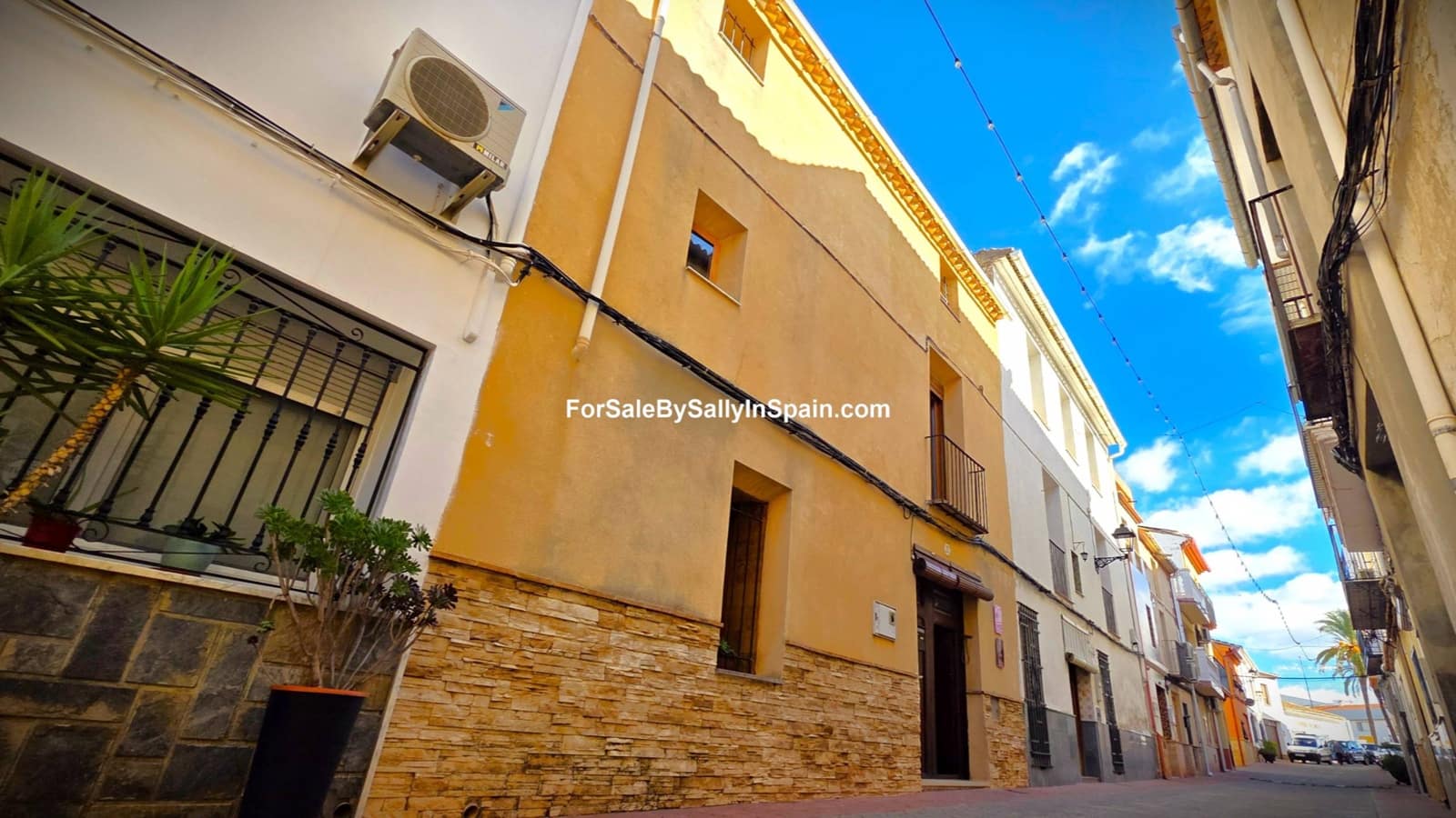 5 bedroom Townhouse for sale in Palomar with pool - € 249,000 (Ref: 9396804)