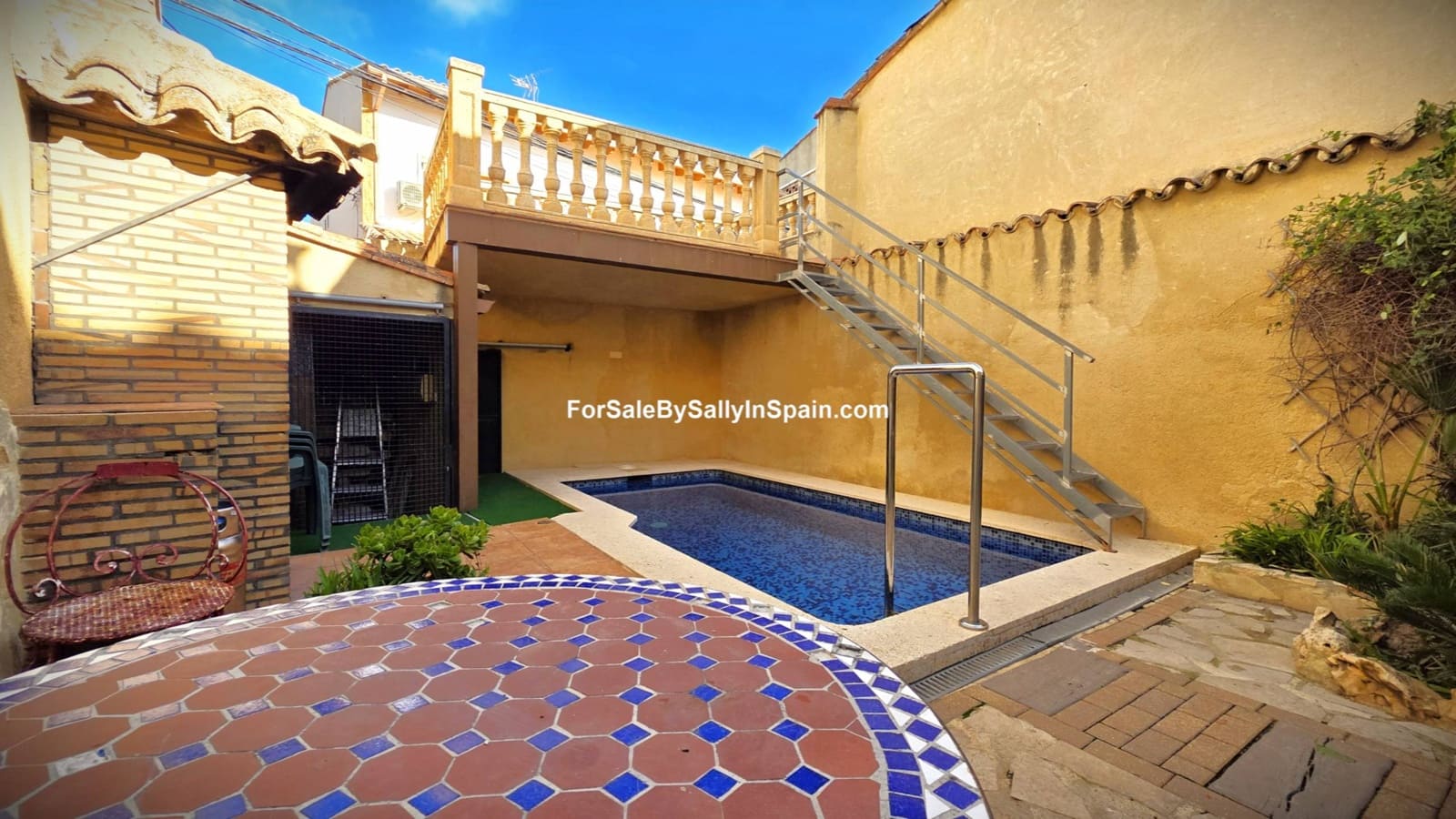 5 bedroom Townhouse for sale in Palomar with pool - € 249,000 (Ref: 9396804)