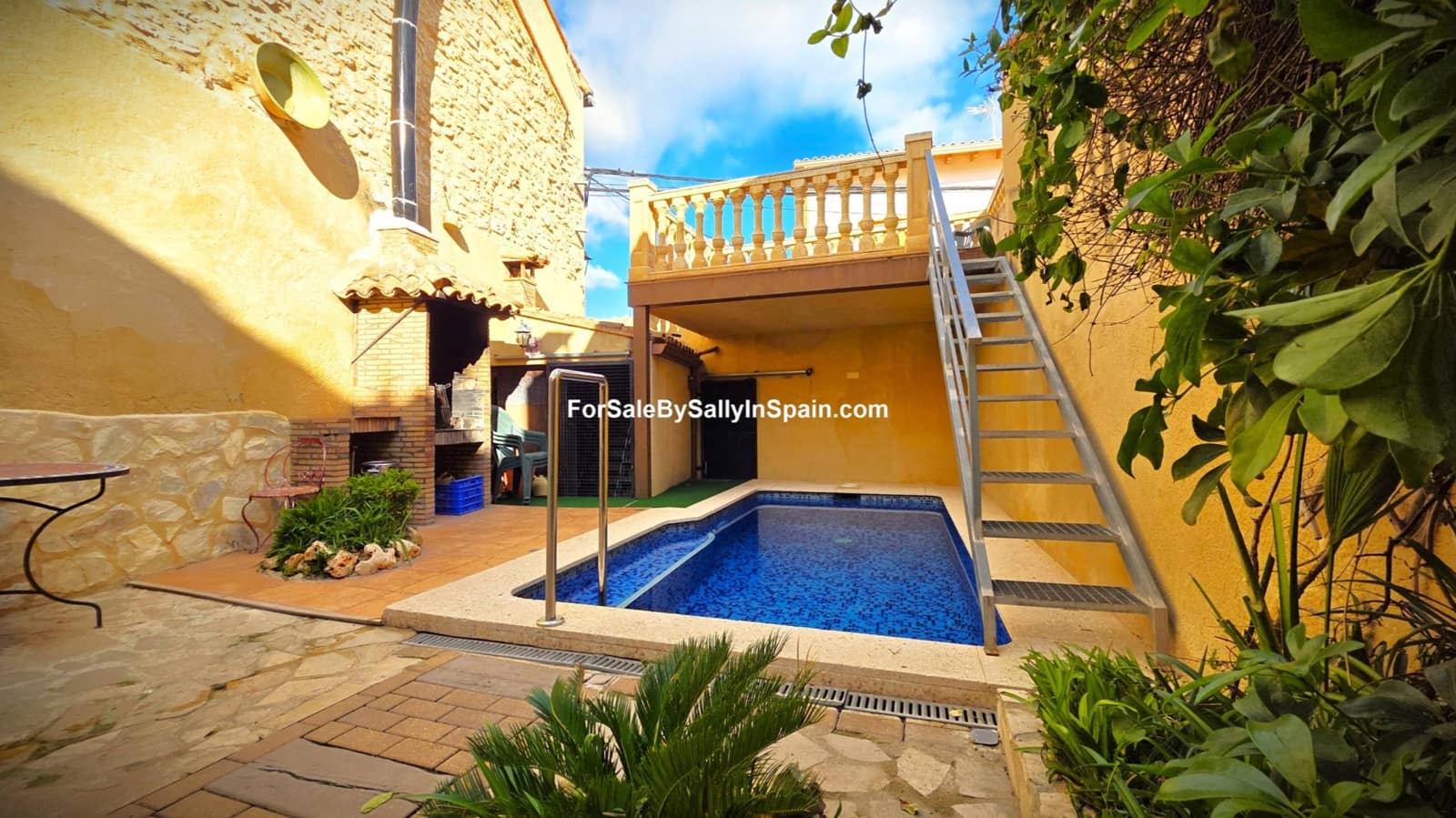 5 bedroom Townhouse for sale in Palomar with pool - € 249,000 (Ref: 9396804)