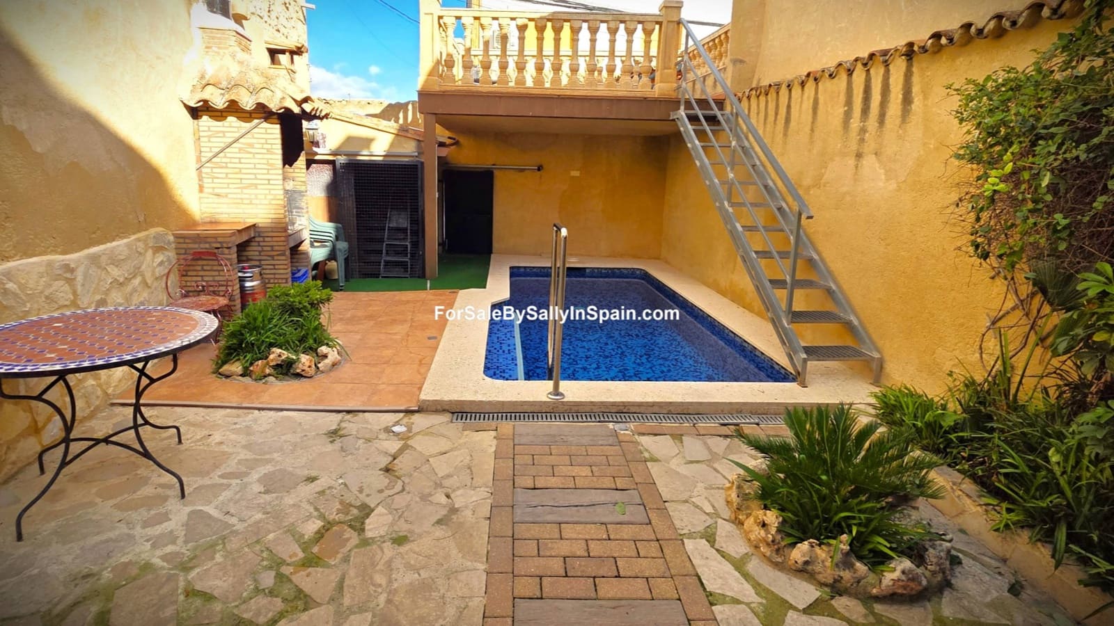 5 bedroom Townhouse for sale in Palomar with pool - € 249,000 (Ref: 9396804)