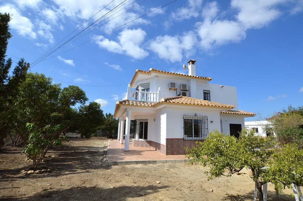 4 bedroom Villa for sale in Cuevas del Almanzora with garage - € 290,000 (Ref: 9261837)