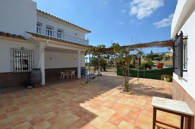 4 bedroom Villa for sale in Cuevas del Almanzora with garage - € 290,000 (Ref: 9261837)