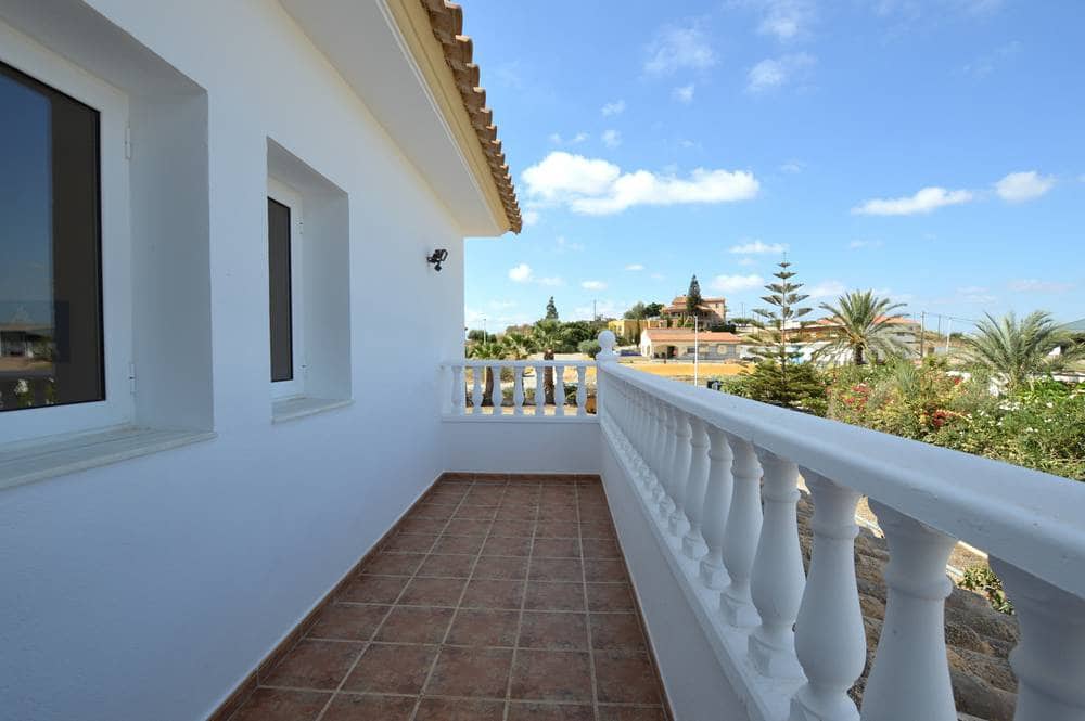 4 bedroom Villa for sale in Cuevas del Almanzora with garage - € 290,000 (Ref: 9261837)