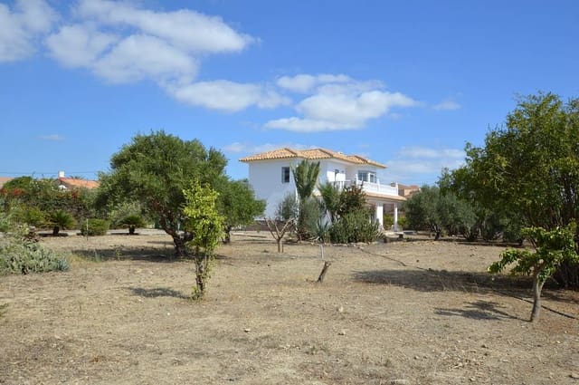 4 bedroom Villa for sale in Cuevas del Almanzora with garage - € 290,000 (Ref: 9261837)