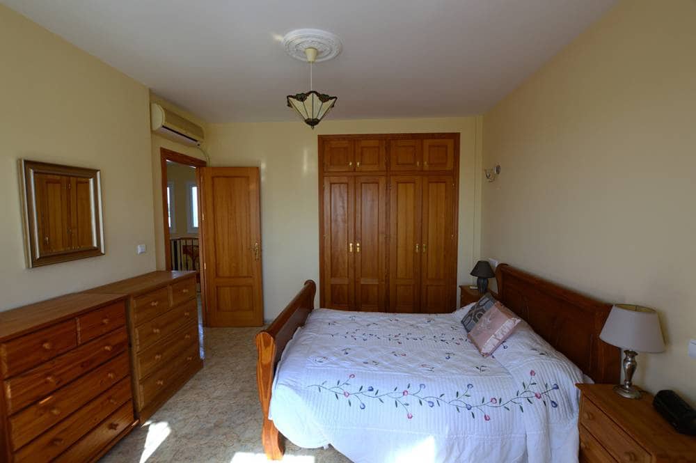 4 bedroom Villa for sale in Cuevas del Almanzora with garage - € 290,000 (Ref: 9261837)