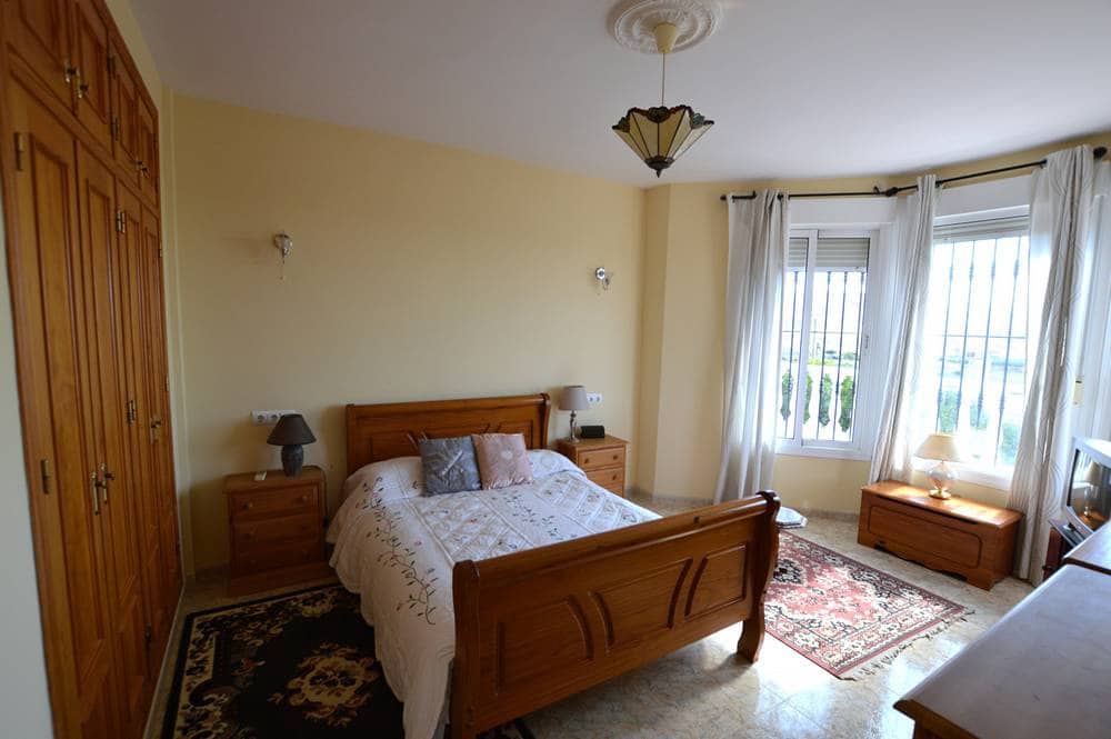 4 bedroom Villa for sale in Cuevas del Almanzora with garage - € 290,000 (Ref: 9261837)