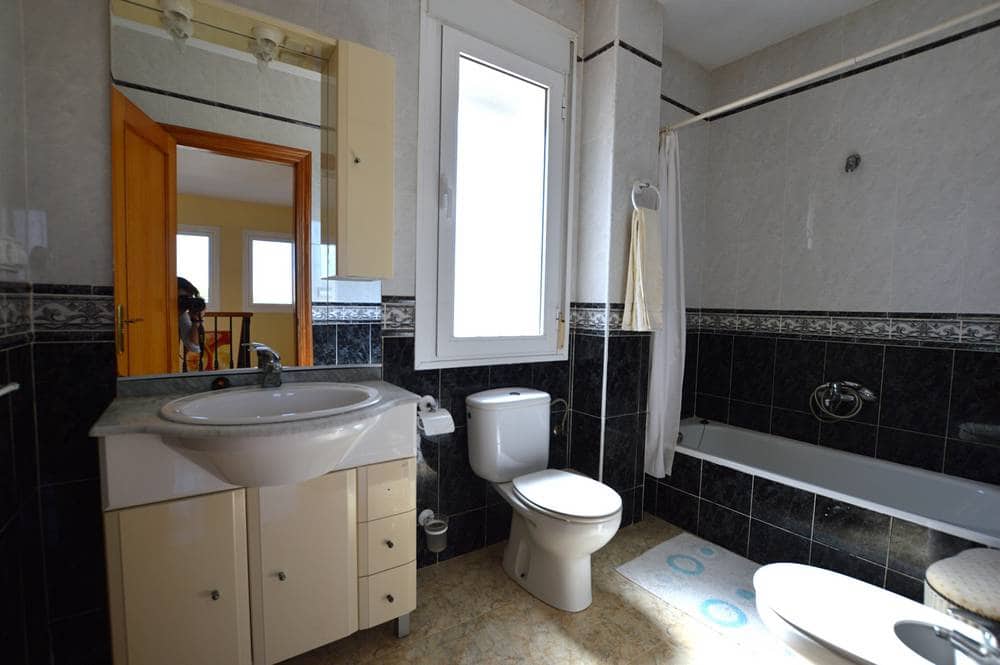 4 bedroom Villa for sale in Cuevas del Almanzora with garage - € 290,000 (Ref: 9261837)