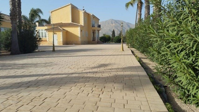 4 bedroom Villa for sale in Molins - Campaneta - San Bartolomé, Orihuela with pool garage - € 670,000 (Ref: 3384173)