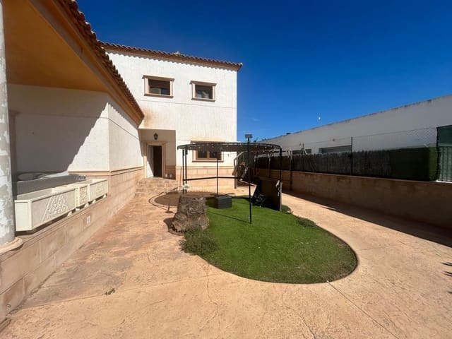4 soveværelse Villa til leje i Las Bayas, Elche / Elx med swimmingpool garage - € 1.700 (Ref: 4637766)
