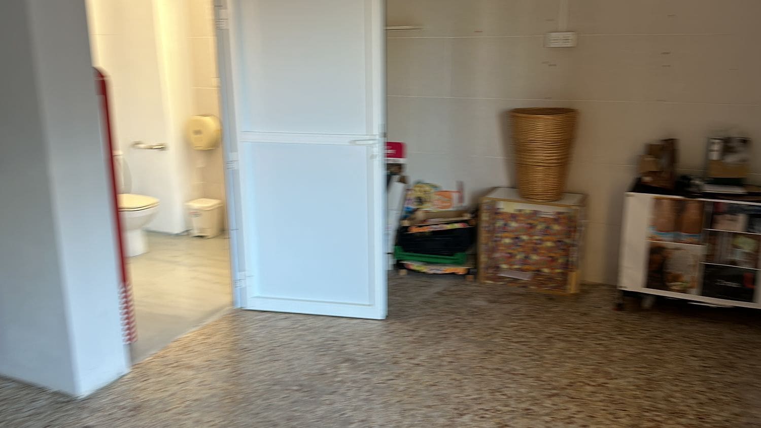 Kaupallinen vuokrattavana paikassa Guardamar del Segura mukana 
autotalli - 400 € (Ref: 8041444)