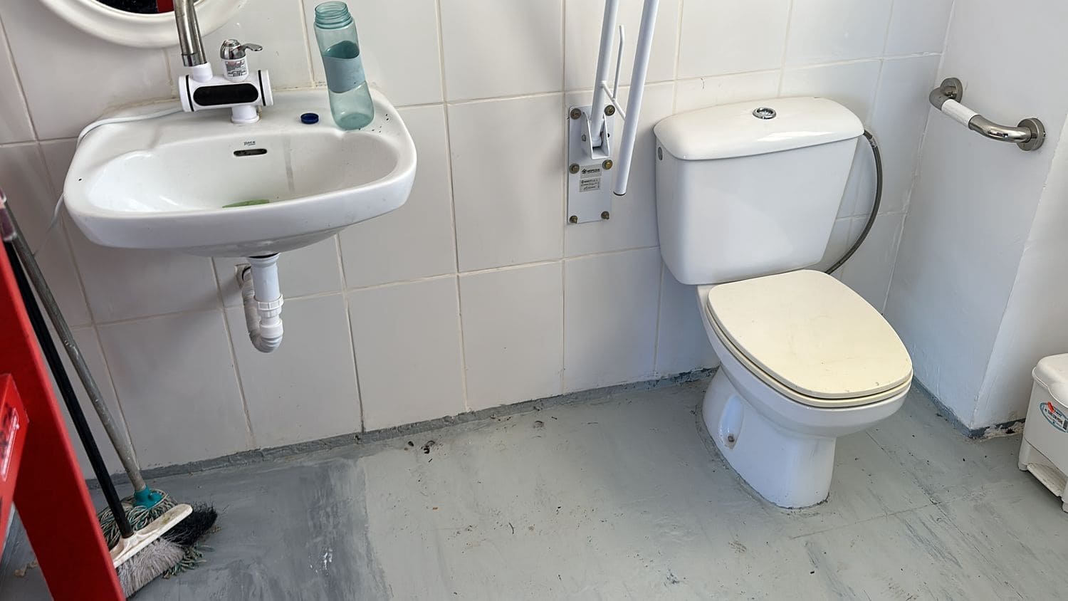 Kaupallinen vuokrattavana paikassa Guardamar del Segura mukana 
autotalli - 400 € (Ref: 8041444)
