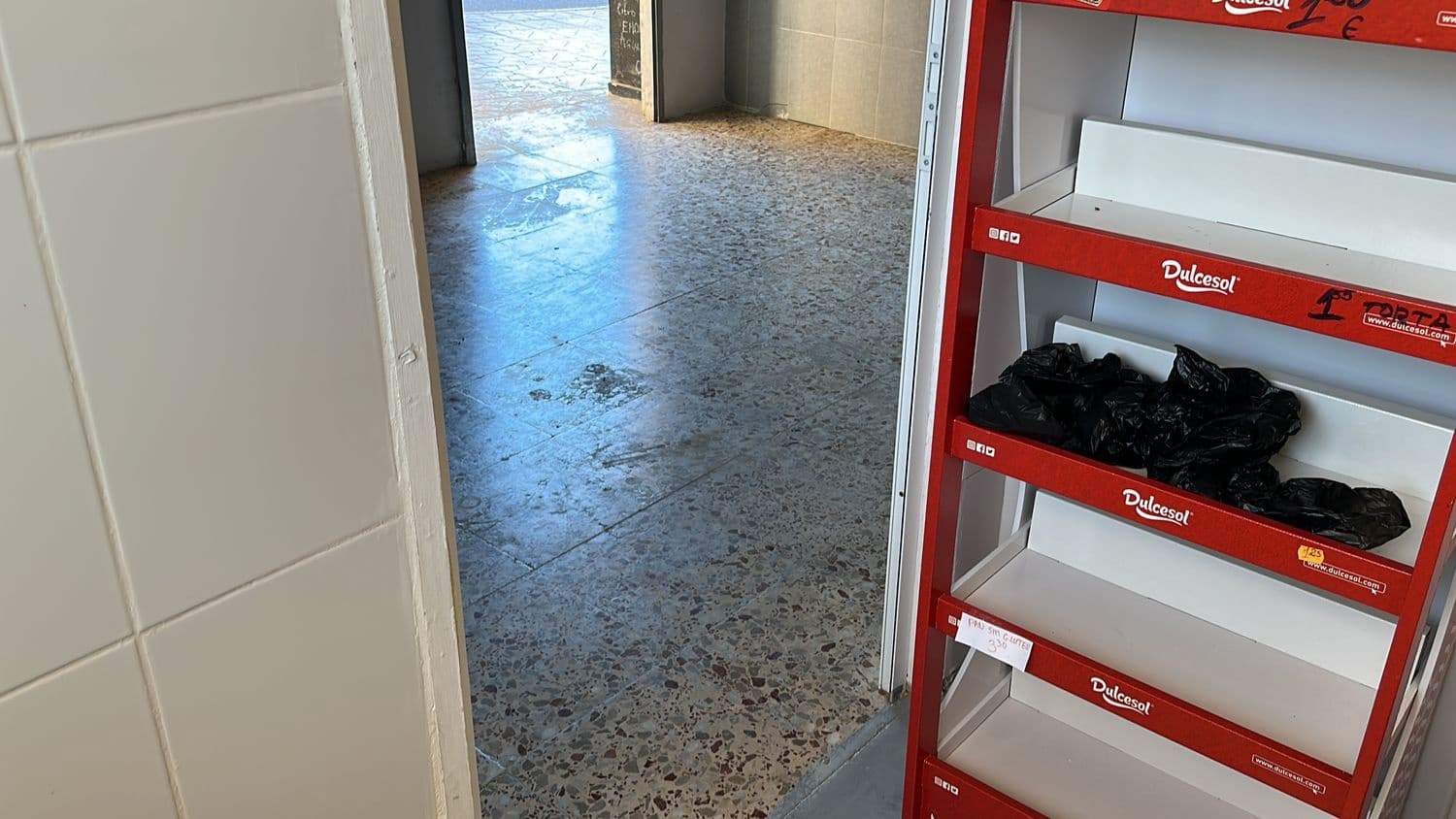 Kaupallinen vuokrattavana paikassa Guardamar del Segura mukana 
autotalli - 400 € (Ref: 8041444)