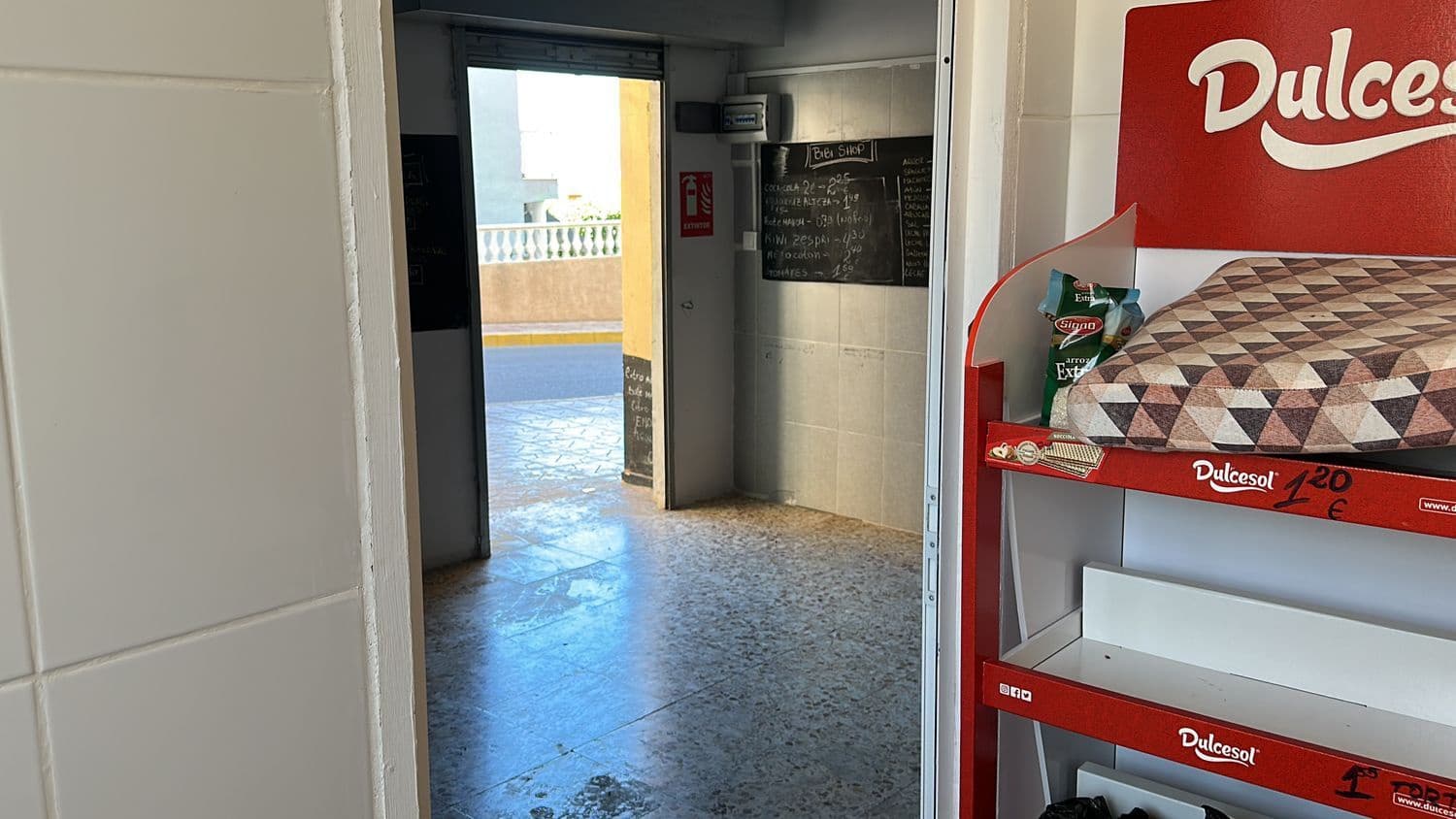 Kaupallinen vuokrattavana paikassa Guardamar del Segura mukana 
autotalli - 400 € (Ref: 8041444)