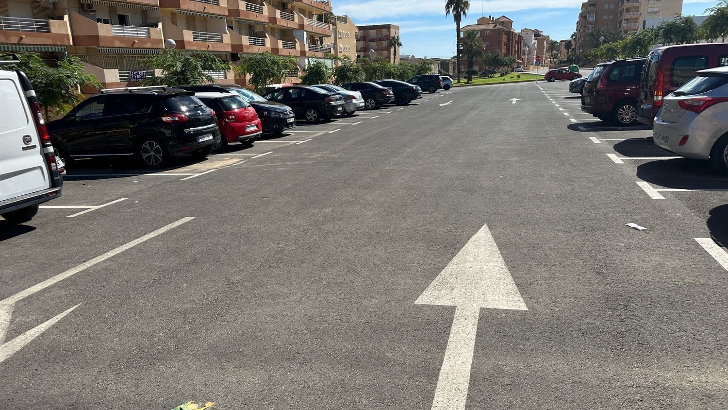Kaupallinen vuokrattavana paikassa Guardamar del Segura mukana 
autotalli - 400 € (Ref: 8041444)