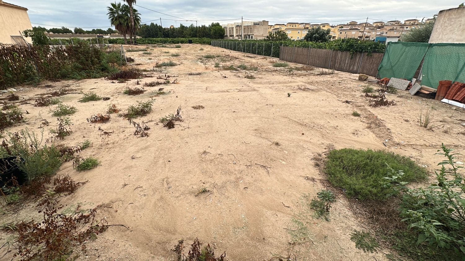 Grunde uden byggetilladelser til leje i Formentera del Segura - € 300 (Ref: 8370592)