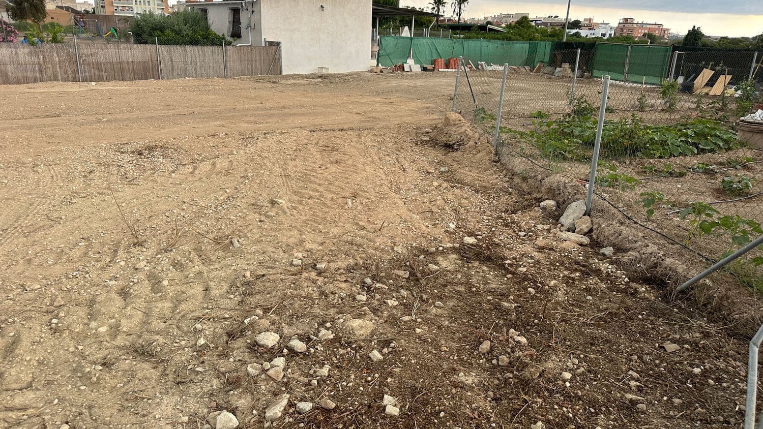 Grunde uden byggetilladelser til leje i Formentera del Segura - € 300 (Ref: 8370592)