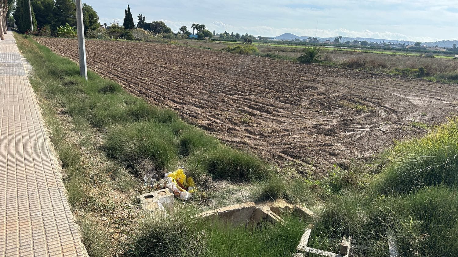 Mark till salu i Daya Vieja - 185 000 € (Ref: 8603290)