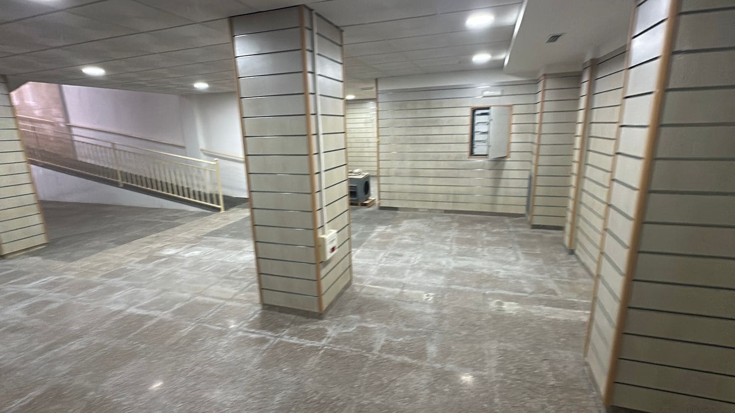 Kommersiell att hyra i Almoradi - 1 500 € (Ref: 9404448)