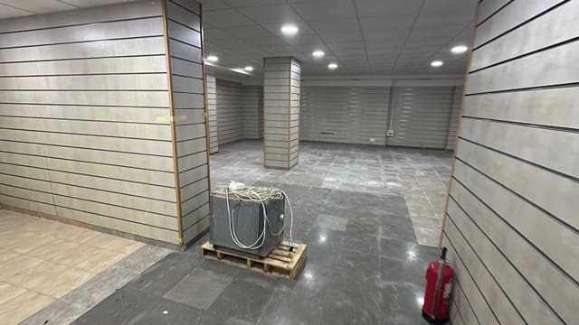 Commercieel te huur in Almoradí - € 1.500 (Ref: 9404448)