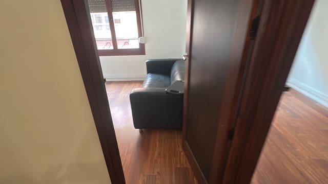 5 bedroom Apartment for rent in Almoradí with garage - € 700 (Ref: 9564288)