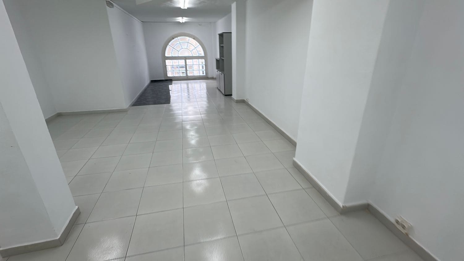 Kontor til leje i Almoradi - € 700 (Ref: 9567978)