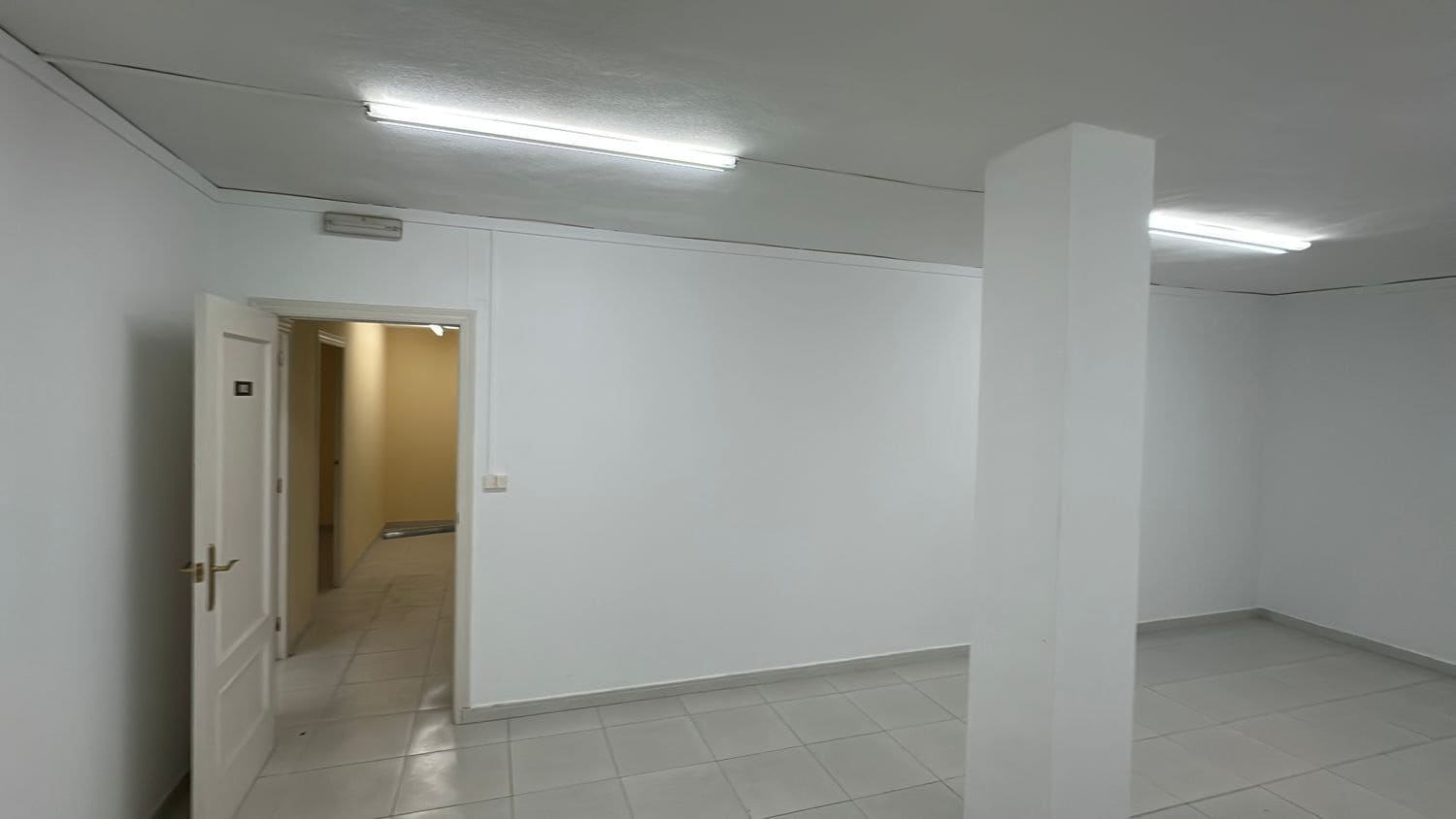 Kontor til leje i Almoradi - € 700 (Ref: 9567978)