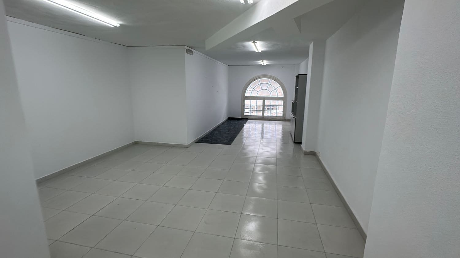 Kontor til leje i Almoradi - € 700 (Ref: 9567978)