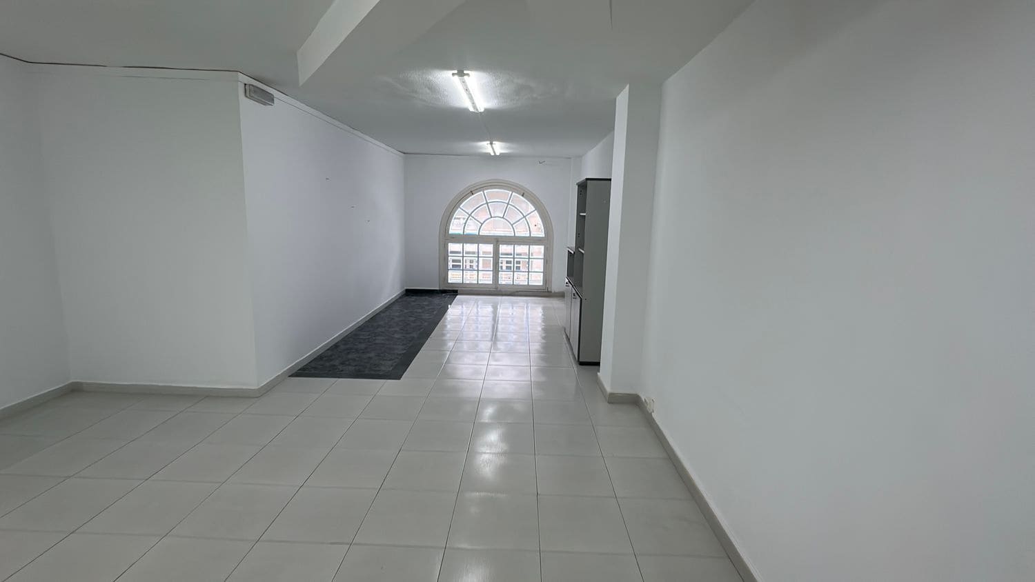 Kontor til leje i Almoradi - € 700 (Ref: 9567978)