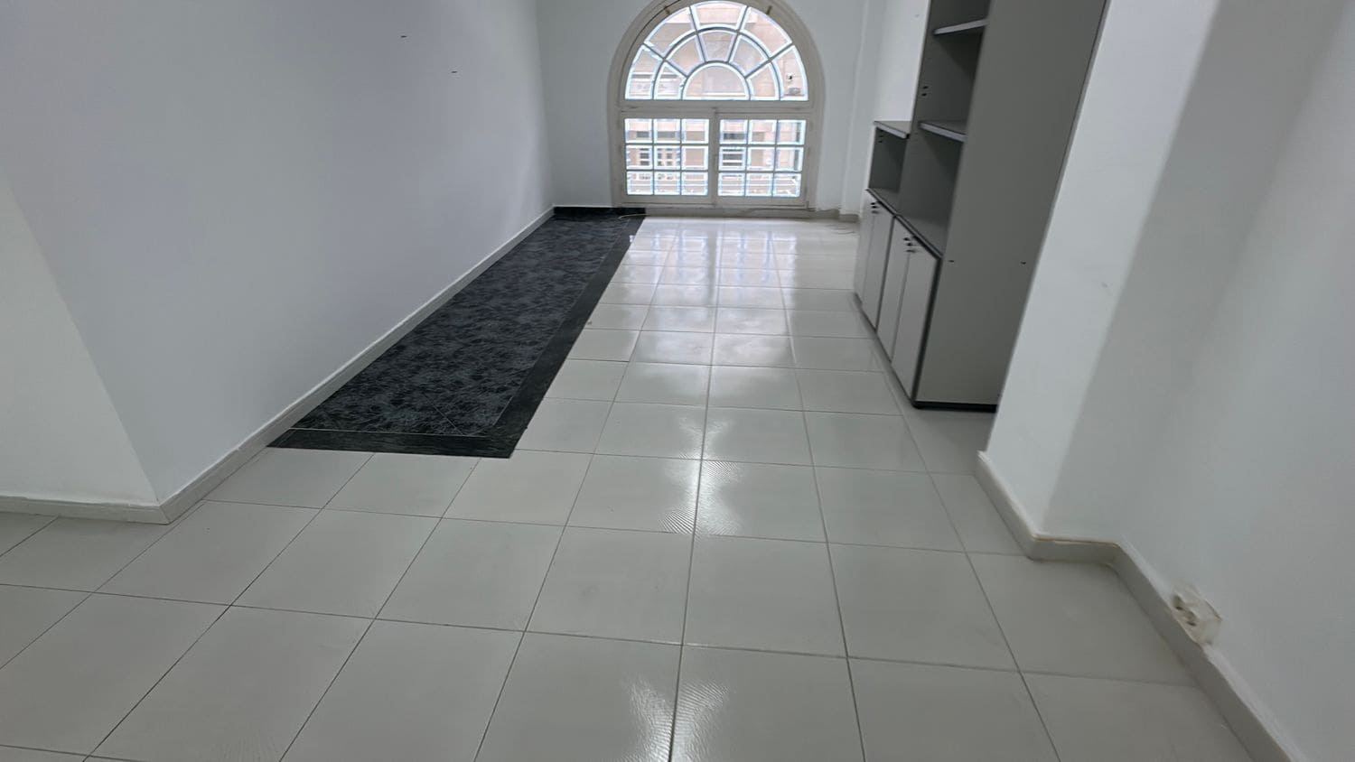 Kontor til leje i Almoradi - € 700 (Ref: 9567978)