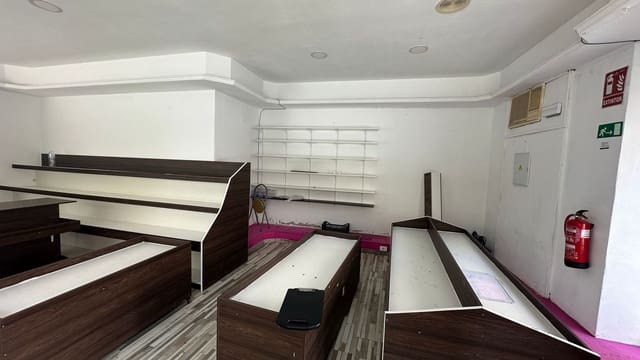 Kommersiell til leie i Almoradí - € 800 (Ref: 9819841)