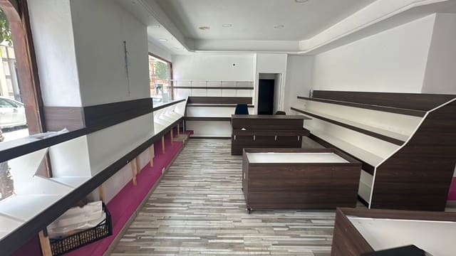 Kommersiell til leie i Almoradí - € 800 (Ref: 9819841)