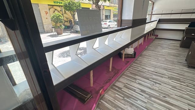 Kommersiell til leie i Almoradí - € 800 (Ref: 9819841)