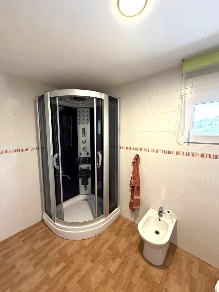 5 sypialnia Finka/Dom wiejski na sprzedaż w Flix z basenem garażem - 390 000 € (Ref: 9793612)