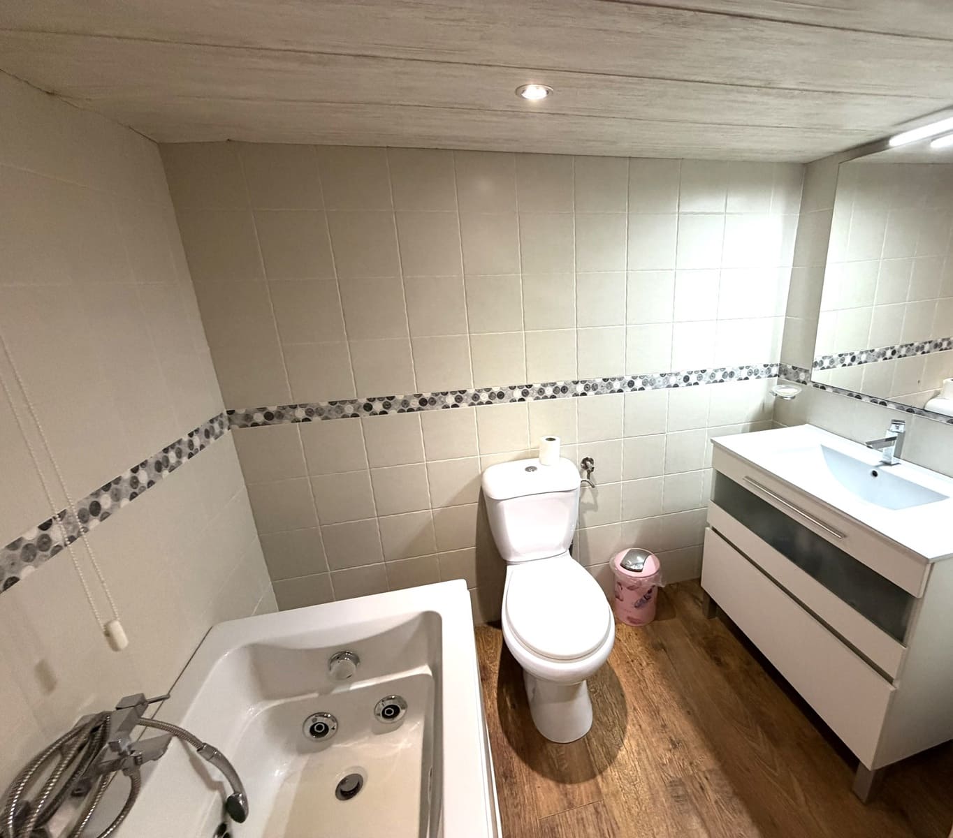 5 sypialnia Finka/Dom wiejski na sprzedaż w Flix z basenem garażem - 390 000 € (Ref: 9793612)